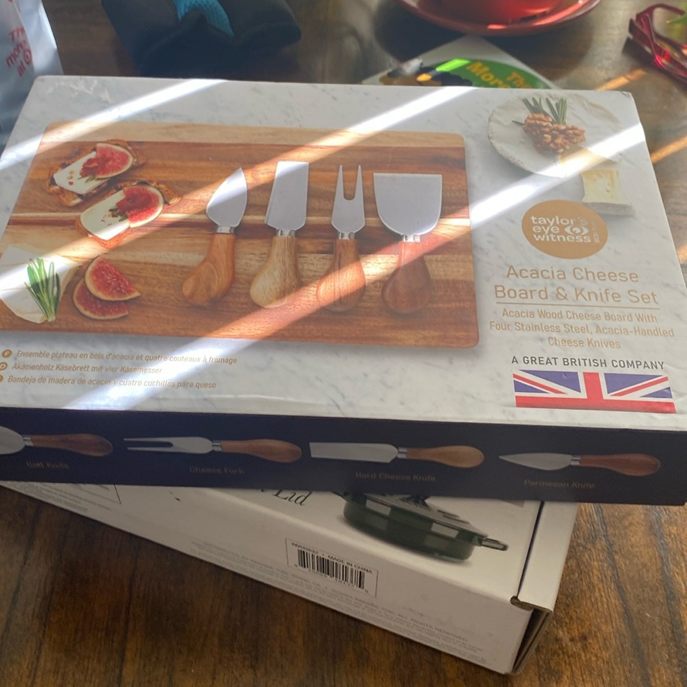 Cheese board and knife set